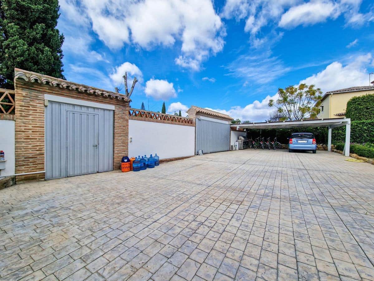 6 soverom Villa til salgs i El Paraiso med svømmebasseng garasje - € 1 495 000 (Ref: 9022723)