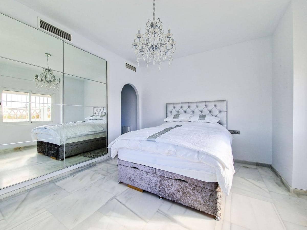 6 soverom Villa til salgs i El Paraiso med svømmebasseng garasje - € 1 495 000 (Ref: 9022723)