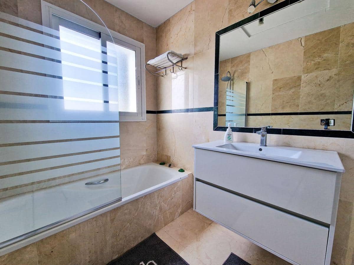 6 soverom Villa til salgs i El Paraiso med svømmebasseng garasje - € 1 495 000 (Ref: 9022723)