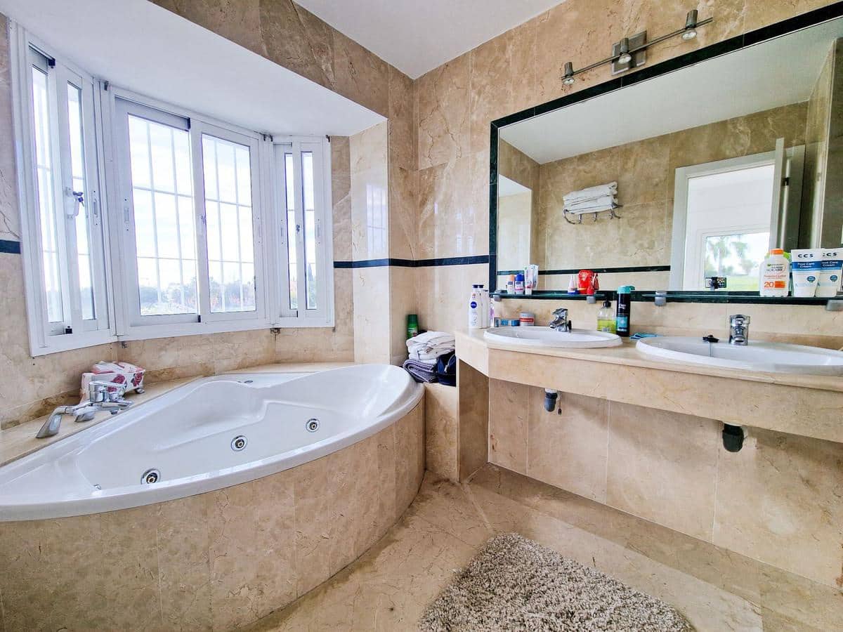 6 soverom Villa til salgs i El Paraiso med svømmebasseng garasje - € 1 495 000 (Ref: 9022723)