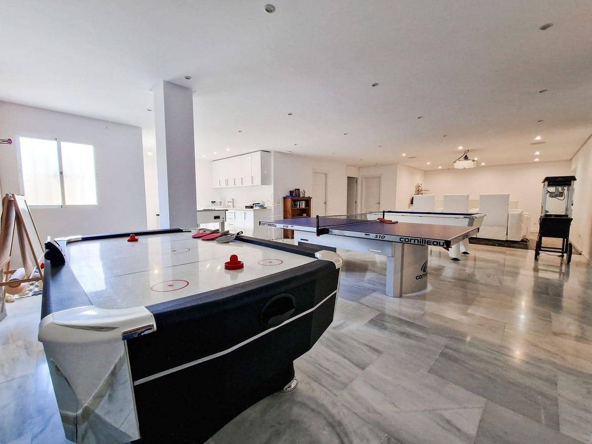 6 soverom Villa til salgs i El Paraiso med svømmebasseng garasje - € 1 495 000 (Ref: 9022723)