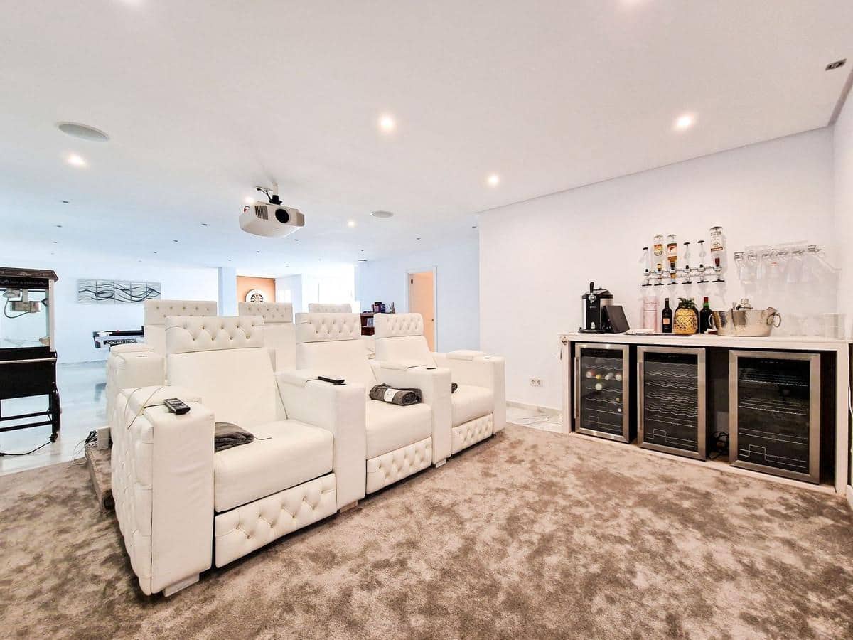 6 soverom Villa til salgs i El Paraiso med svømmebasseng garasje - € 1 495 000 (Ref: 9022723)