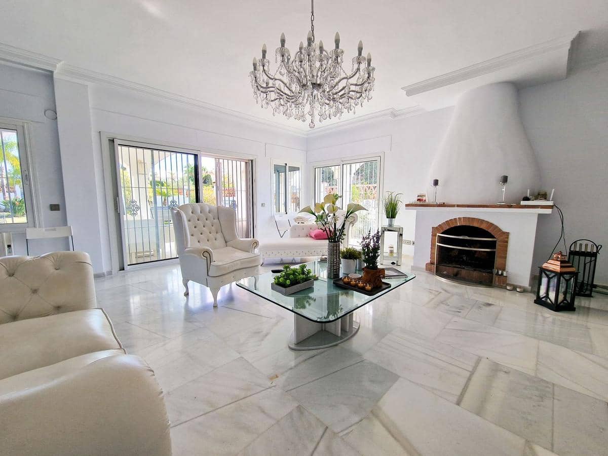 6 soverom Villa til salgs i El Paraiso med svømmebasseng garasje - € 1 495 000 (Ref: 9022723)