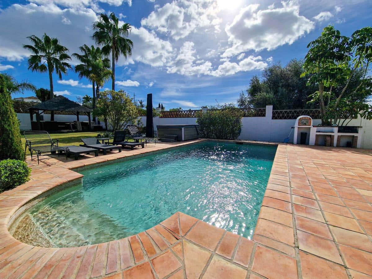 6 soverom Villa til salgs i El Paraiso med svømmebasseng garasje - € 1 495 000 (Ref: 9022723)