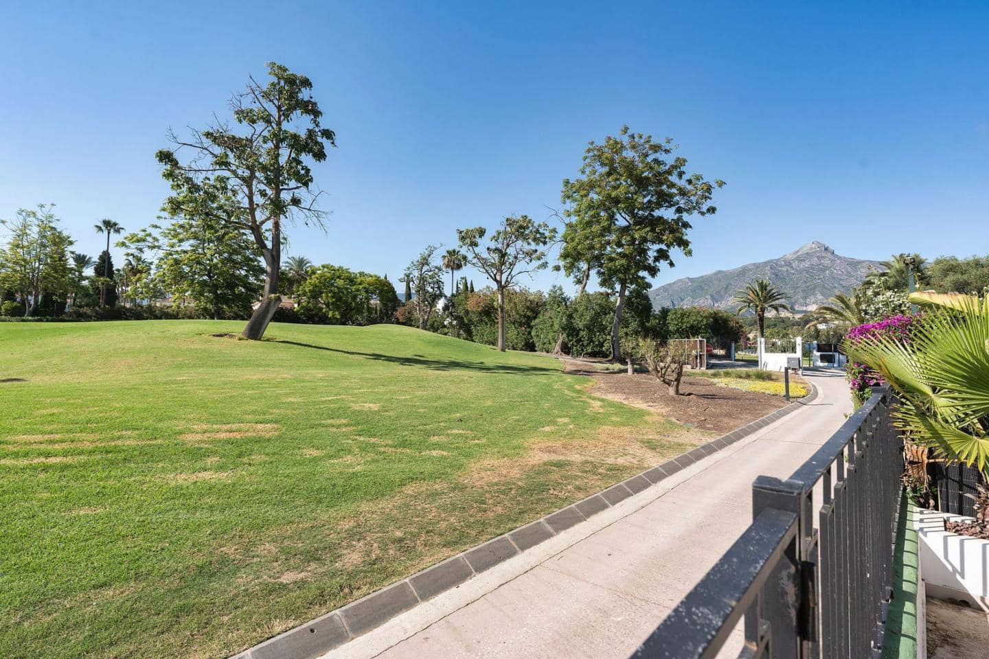 3 sovrum Villa till salu i Marbella med pool garage - 895 000 € (Ref: 9030016)