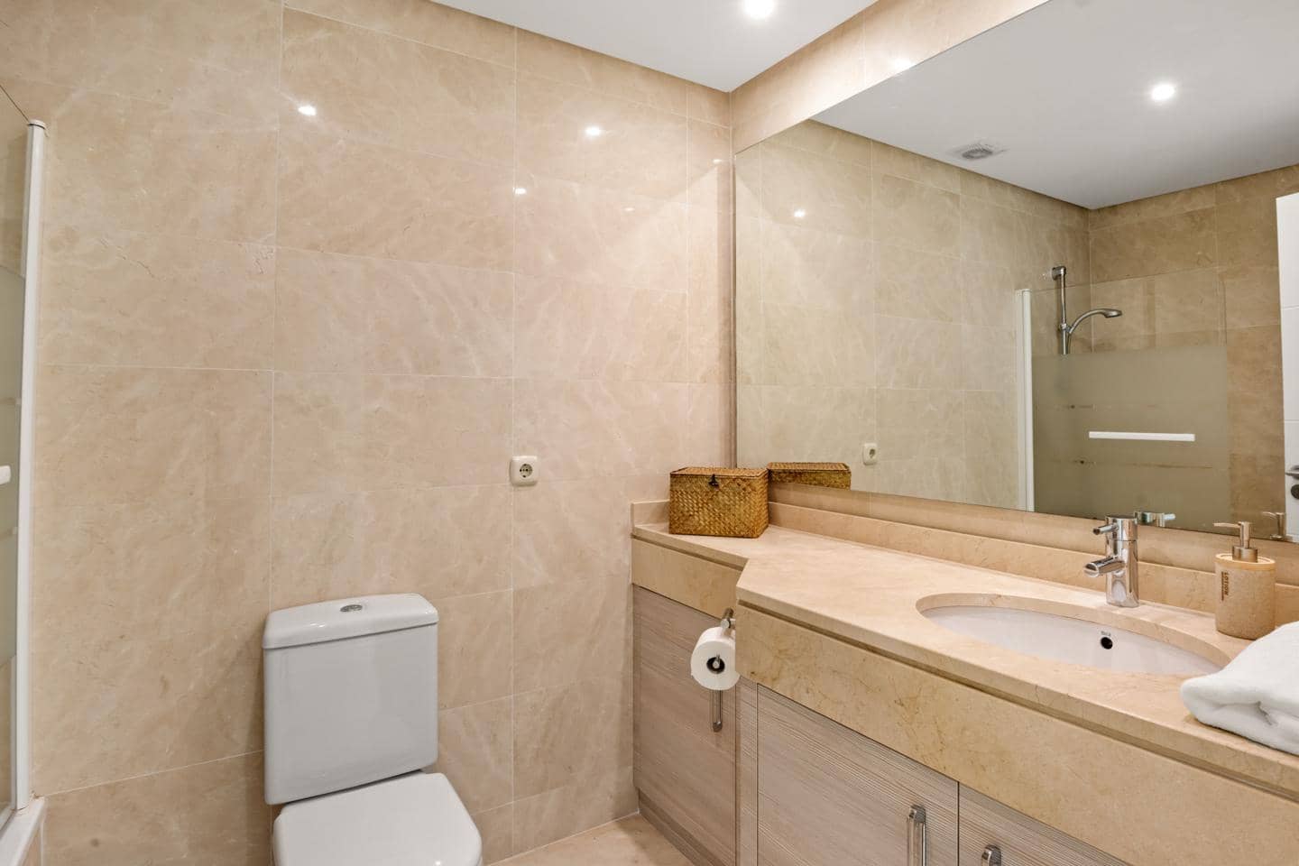 Piso de 2 habitaciones en Casares en venta con piscina garaje - 375.000 € (Ref: 9123630)