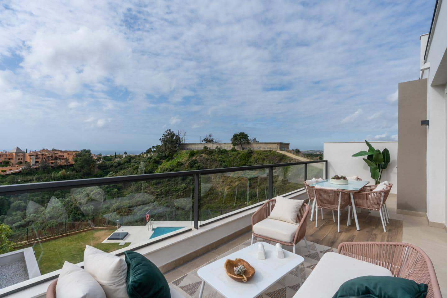 3 sypialnia Mieszkanie na sprzedaż w Marbella z basenem garażem - 950 000 € (Ref: 9131893)