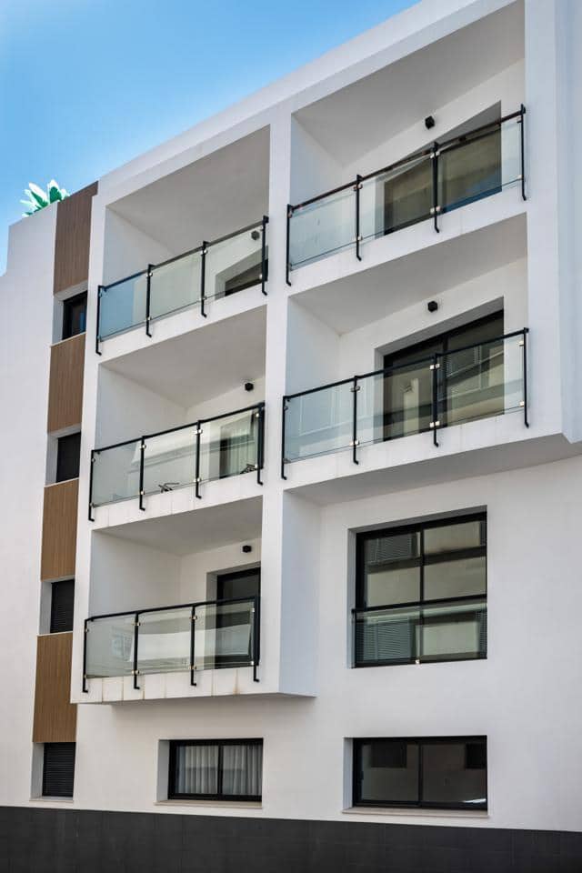 Piso de 2 habitaciones en Estepona en venta con piscina garaje - 570.000 € (Ref: 9158848)