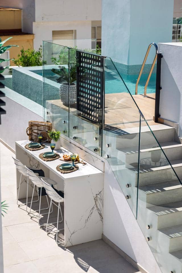 Piso de 2 habitaciones en Estepona en venta con piscina garaje - 570.000 € (Ref: 9158848)