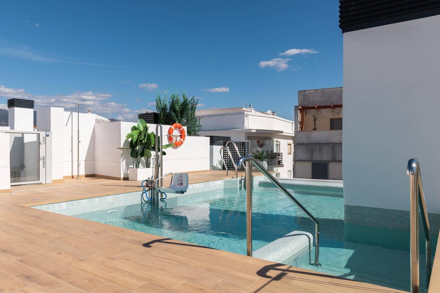 Piso de 2 habitaciones en Estepona en venta con piscina garaje - 570.000 € (Ref: 9158848)