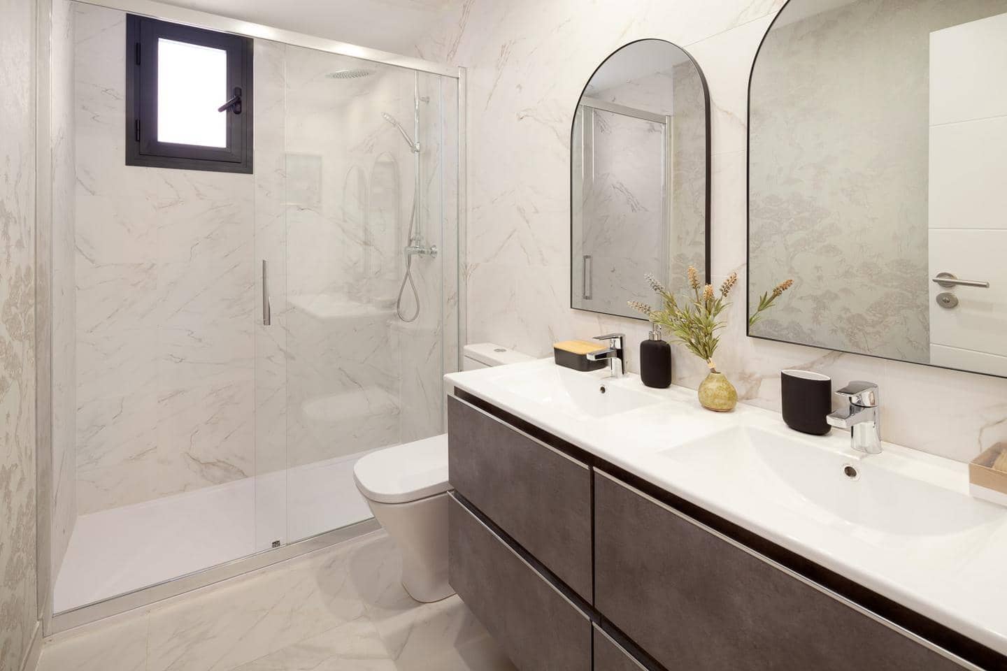 Piso de 2 habitaciones en Estepona en venta con piscina garaje - 570.000 € (Ref: 9158848)