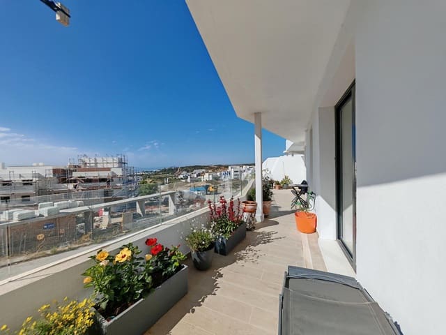 Piso de 2 habitaciones en Guadalobón, Estepona en venta con piscina garaje - 460.000 € (Ref: 9181897)