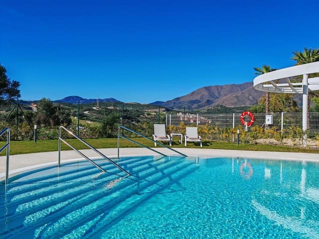 Piso de 2 habitaciones en Guadalobón, Estepona en venta con piscina garaje - 460.000 € (Ref: 9181897)