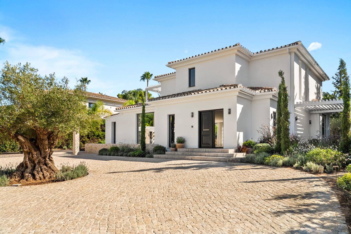 4 bedroom Villa for sale in Marbella with pool garage - € 7,495,000 (Ref: 9221545)