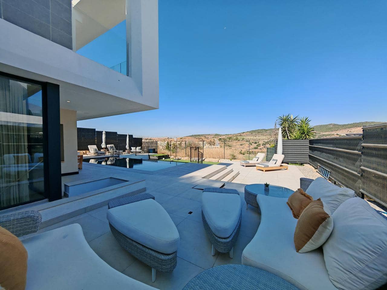 5 bedroom Villa for sale in Estepona with pool garage - € 1,690,000 (Ref: 9256629)