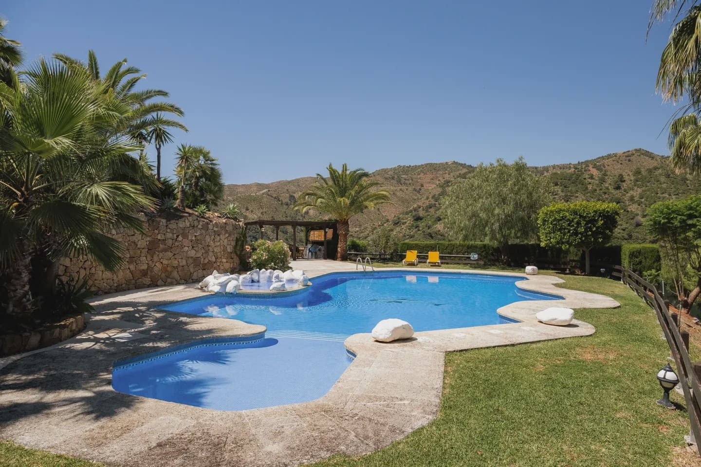 6 soveværelse Finca/Landehus til salg i Istan med swimmingpool garage - € 4.995.000 (Ref: 9275404)