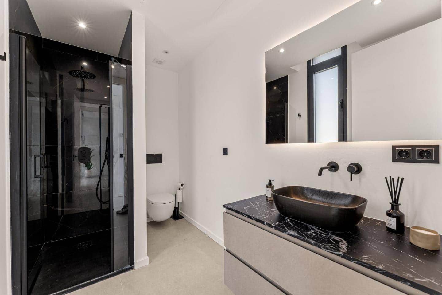 5 bedroom Villa for sale in El Paraiso with pool garage - € 1,790,000 (Ref: 9275405)