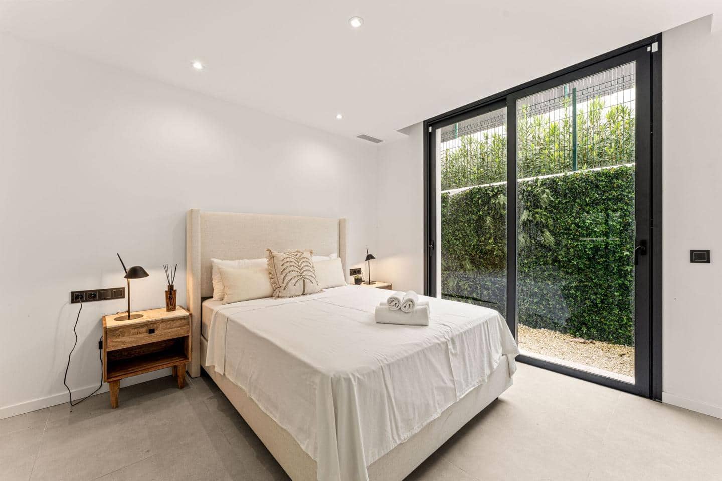 5 bedroom Villa for sale in El Paraiso with pool garage - € 1,790,000 (Ref: 9275405)