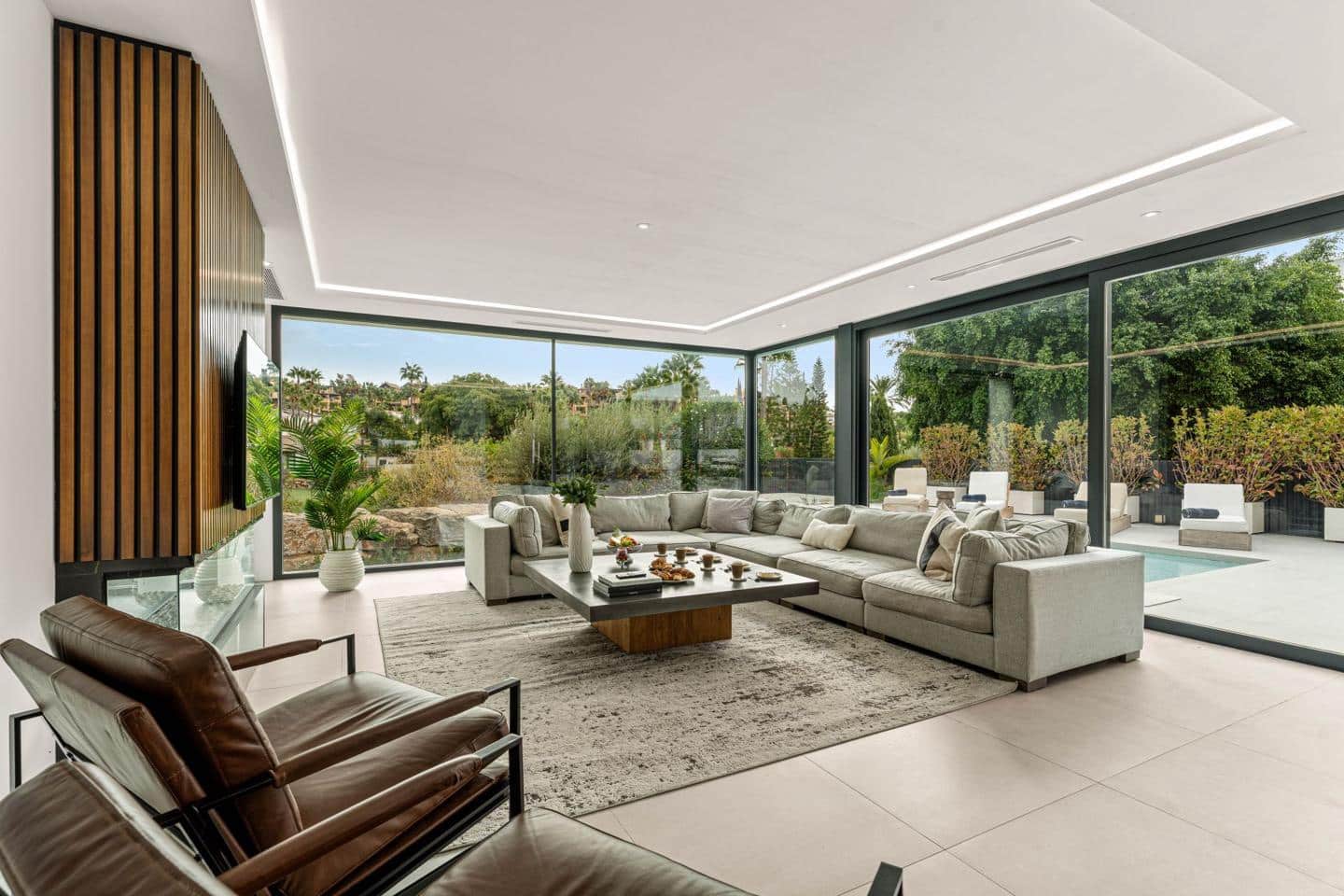 5 bedroom Villa for sale in El Paraiso with pool garage - € 1,790,000 (Ref: 9275405)