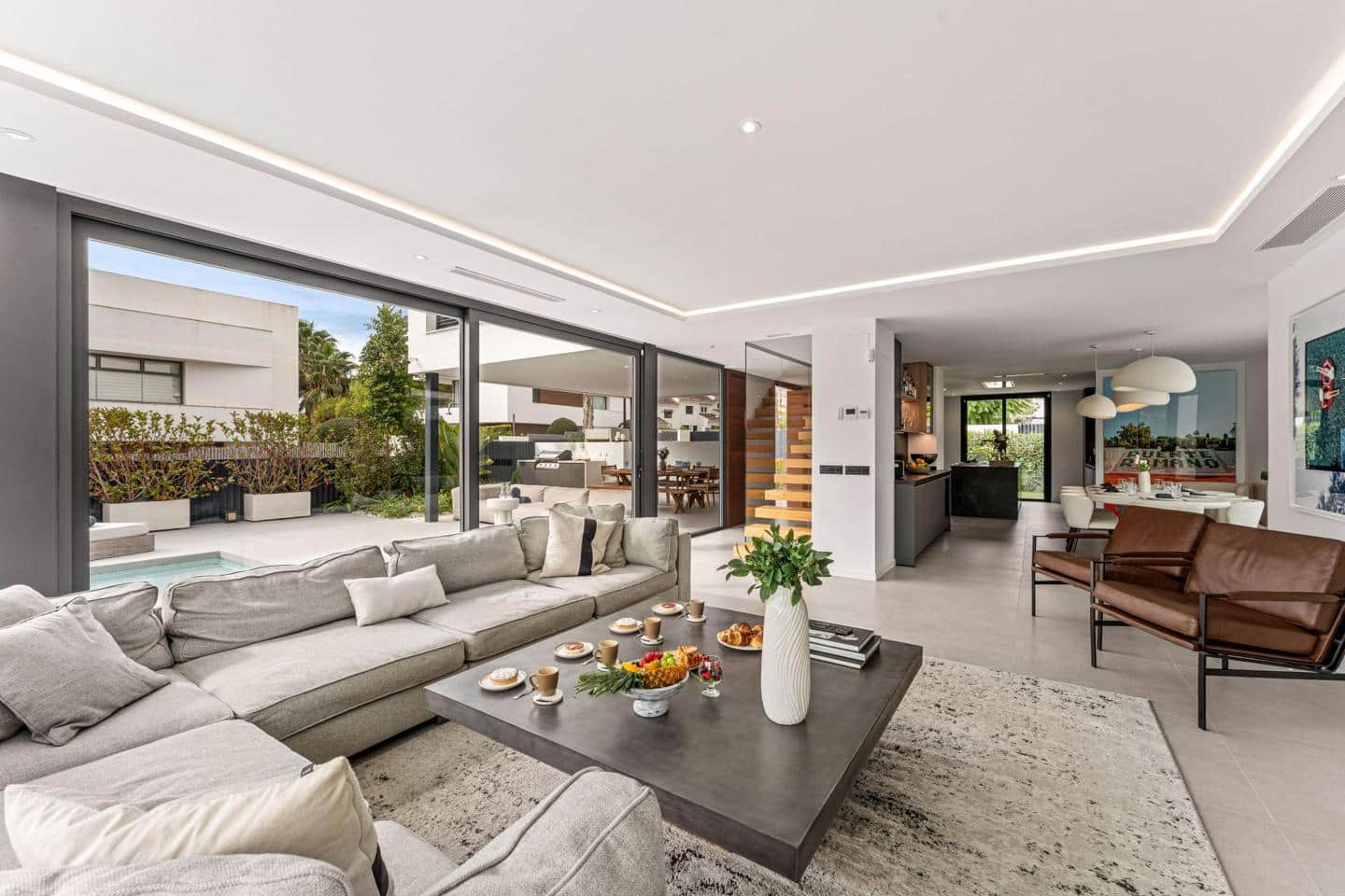 5 bedroom Villa for sale in El Paraiso with pool garage - € 1,790,000 (Ref: 9275405)