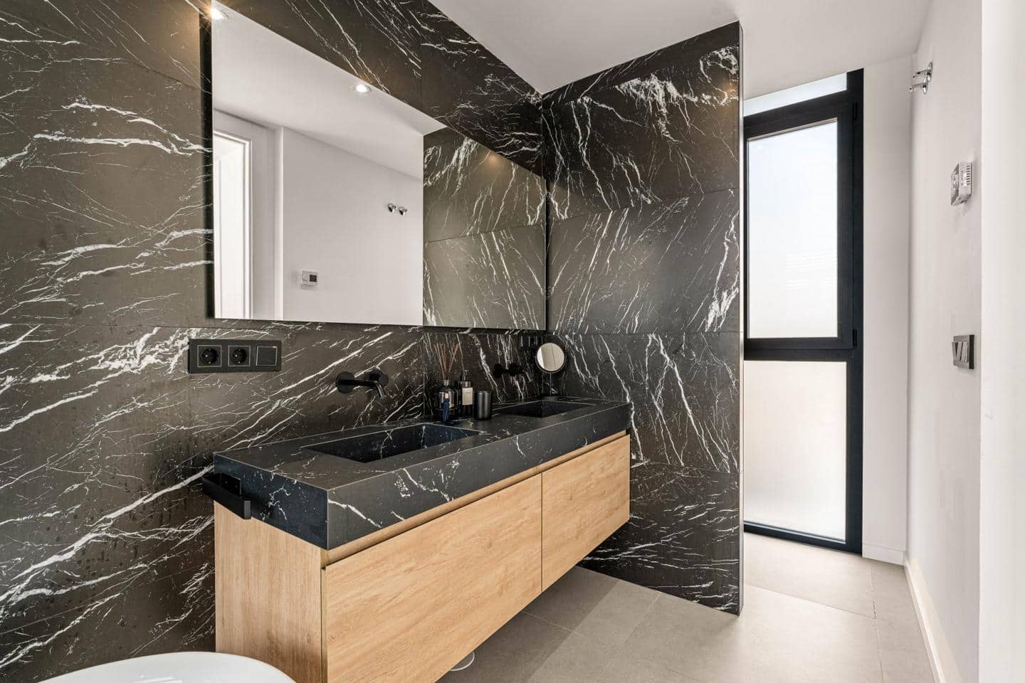 5 bedroom Villa for sale in El Paraiso with pool garage - € 1,790,000 (Ref: 9275405)