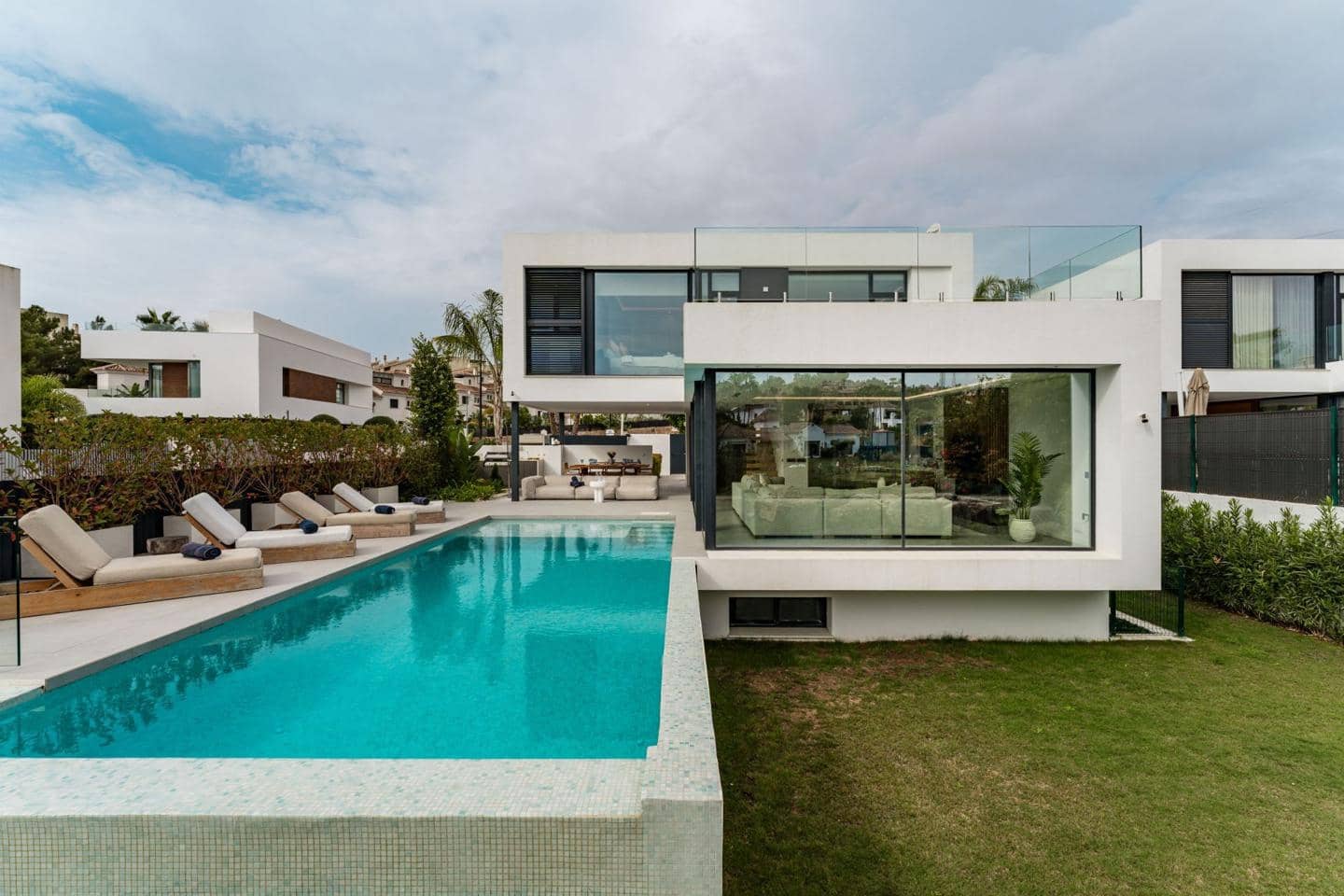 5 bedroom Villa for sale in El Paraiso with pool garage - € 1,790,000 (Ref: 9275405)