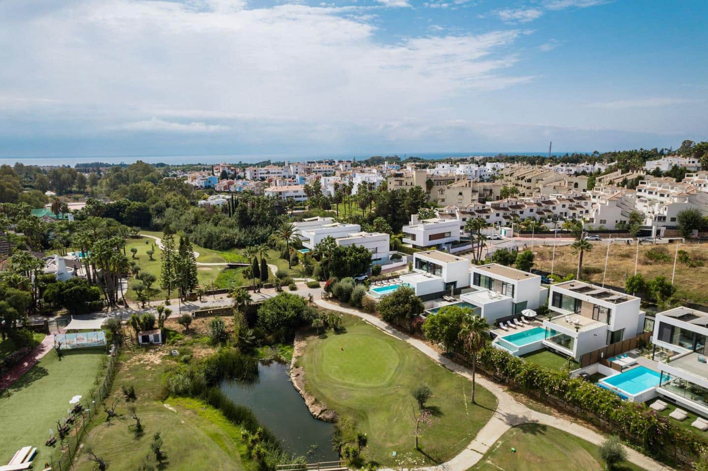 5 bedroom Villa for sale in El Paraiso with pool garage - € 1,790,000 (Ref: 9275405)