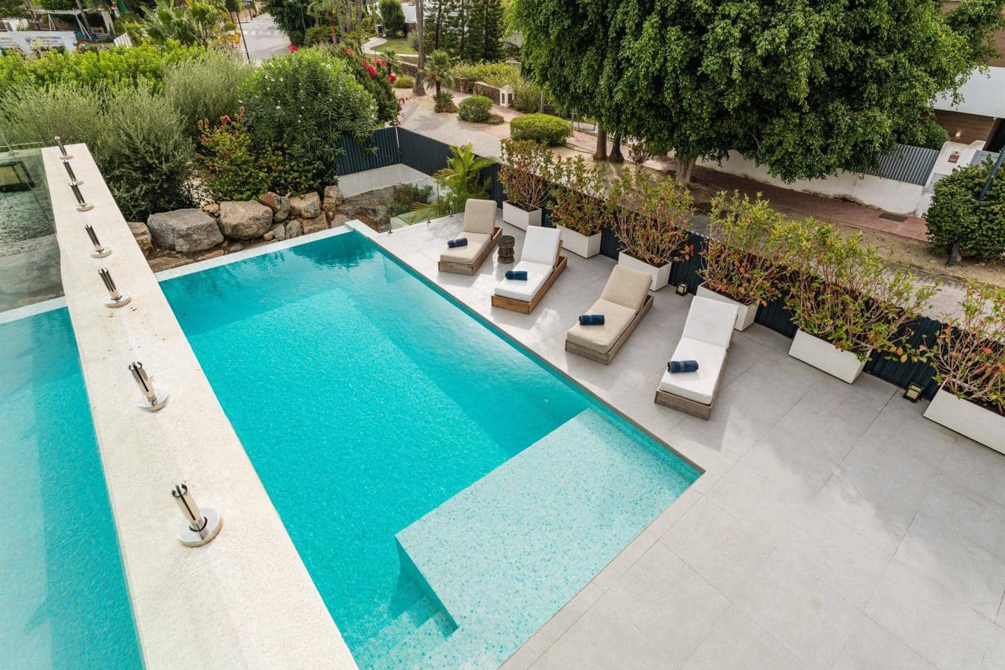 5 bedroom Villa for sale in El Paraiso with pool garage - € 1,790,000 (Ref: 9275405)