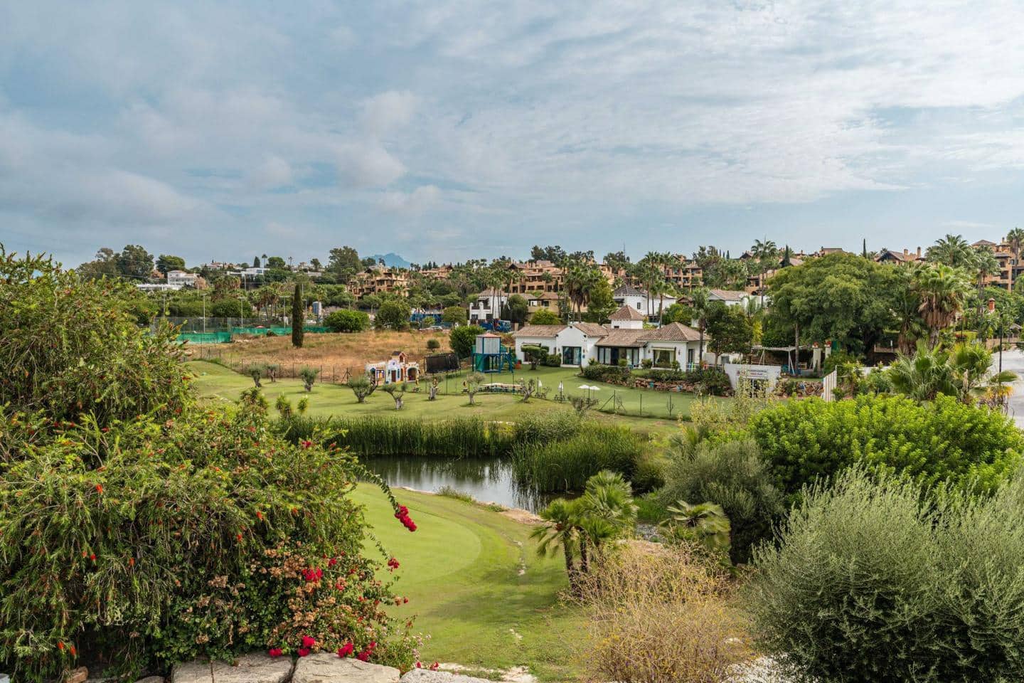 5 bedroom Villa for sale in El Paraiso with pool garage - € 1,790,000 (Ref: 9275405)