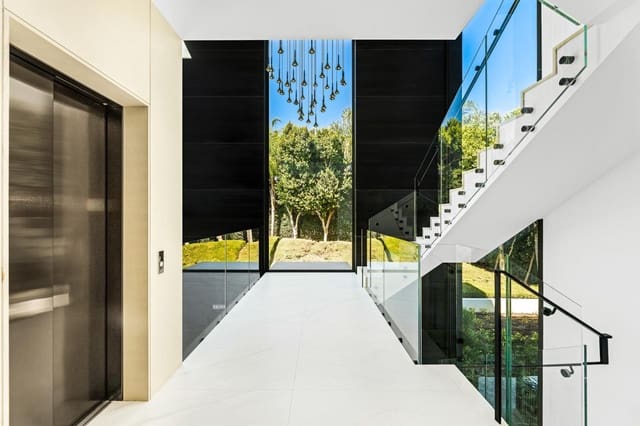 4 Zimmer Wohnung zu verkaufen in El Velerín, Estepona mit Pool Garage - 6.800.000 € (Ref: 9309254)