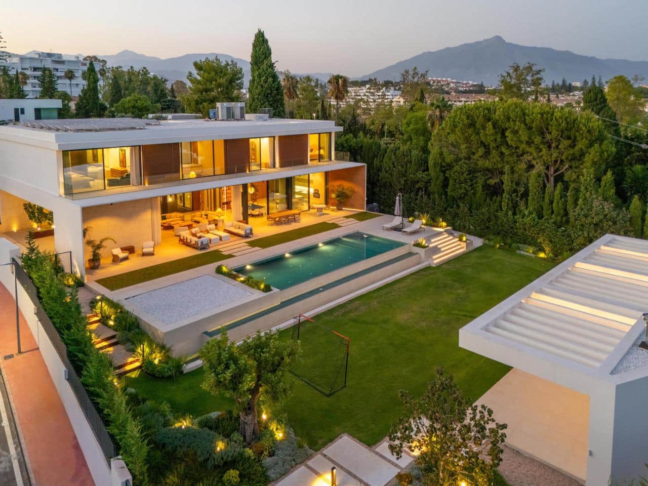 6 sypialnia Willa na sprzedaż w Marbella z basenem garażem - 6 500 000 € (Ref: 9343042)