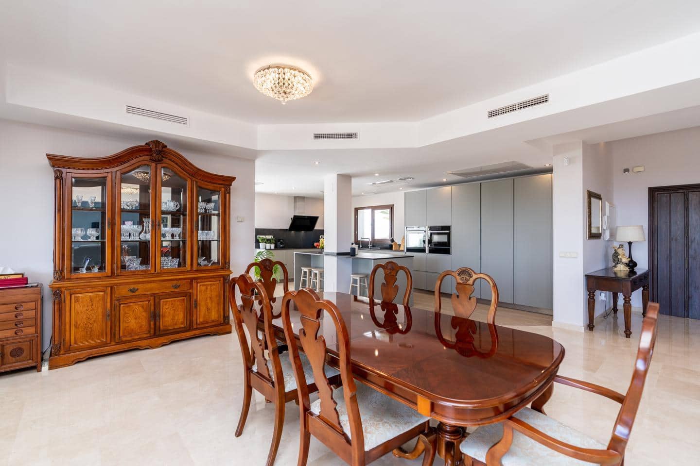 4 Zimmer Villa zu verkaufen in Benahavis mit Pool Garage - 1.795.000 € (Ref: 9343043)