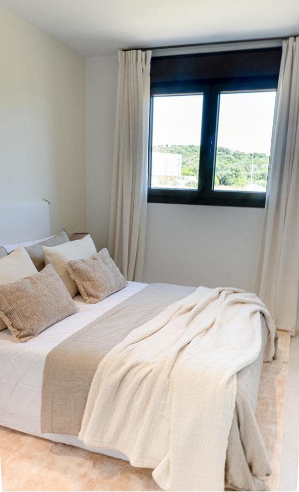 Piso de 3 habitaciones en Estepona en venta con piscina garaje - 739.000 € (Ref: 9348748)
