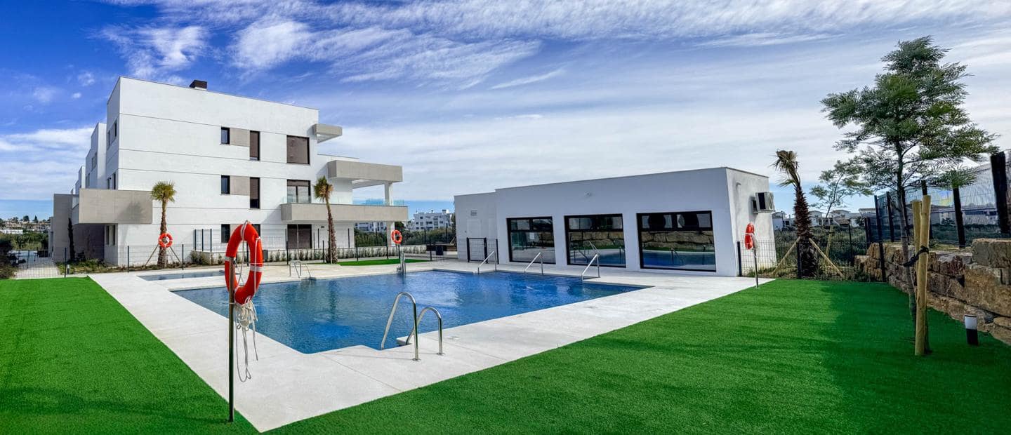 Piso de 3 habitaciones en Estepona en venta con piscina garaje - 739.000 € (Ref: 9348748)