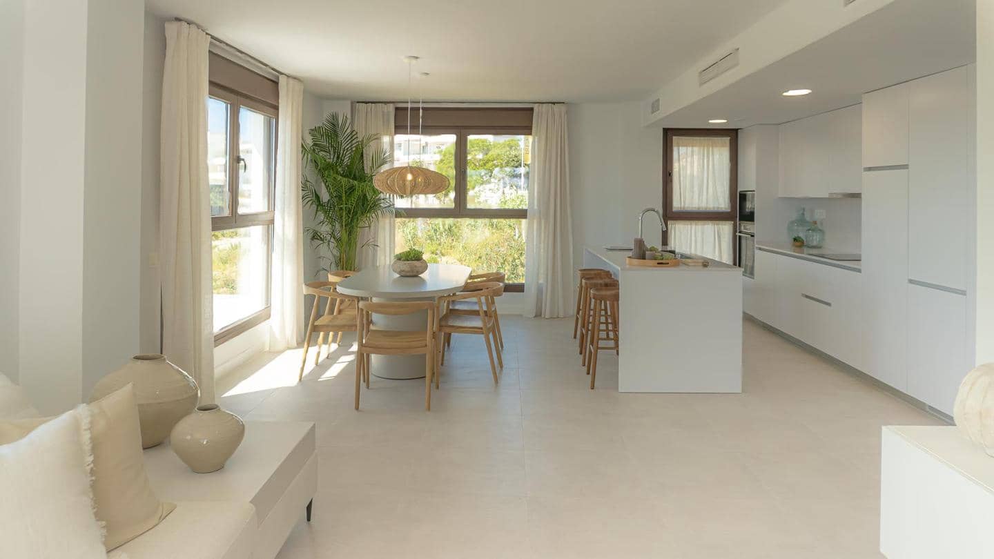 Piso de 3 habitaciones en Estepona en venta con piscina garaje - 739.000 € (Ref: 9348748)