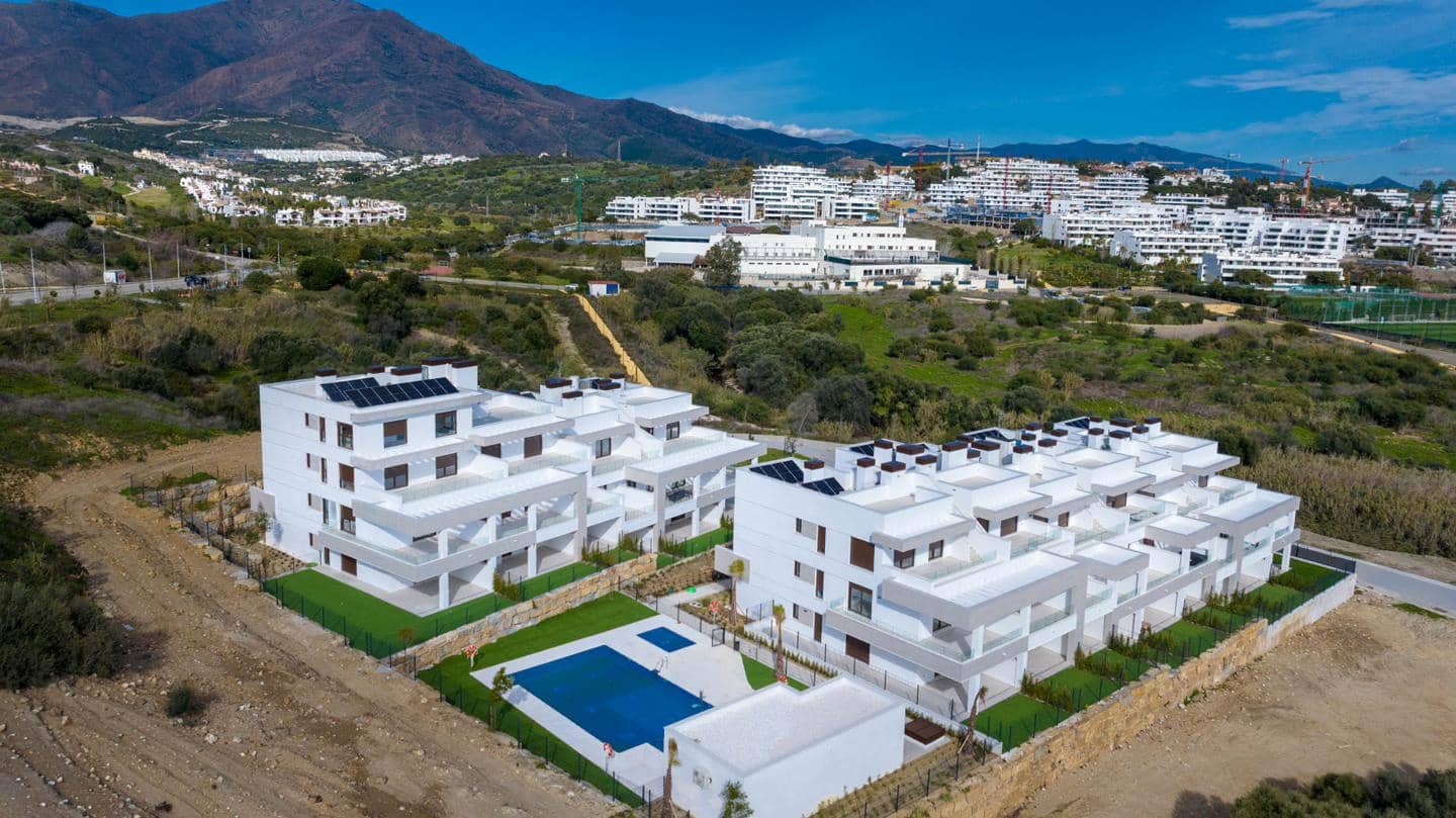 Piso de 3 habitaciones en Estepona en venta con piscina garaje - 739.000 € (Ref: 9348748)