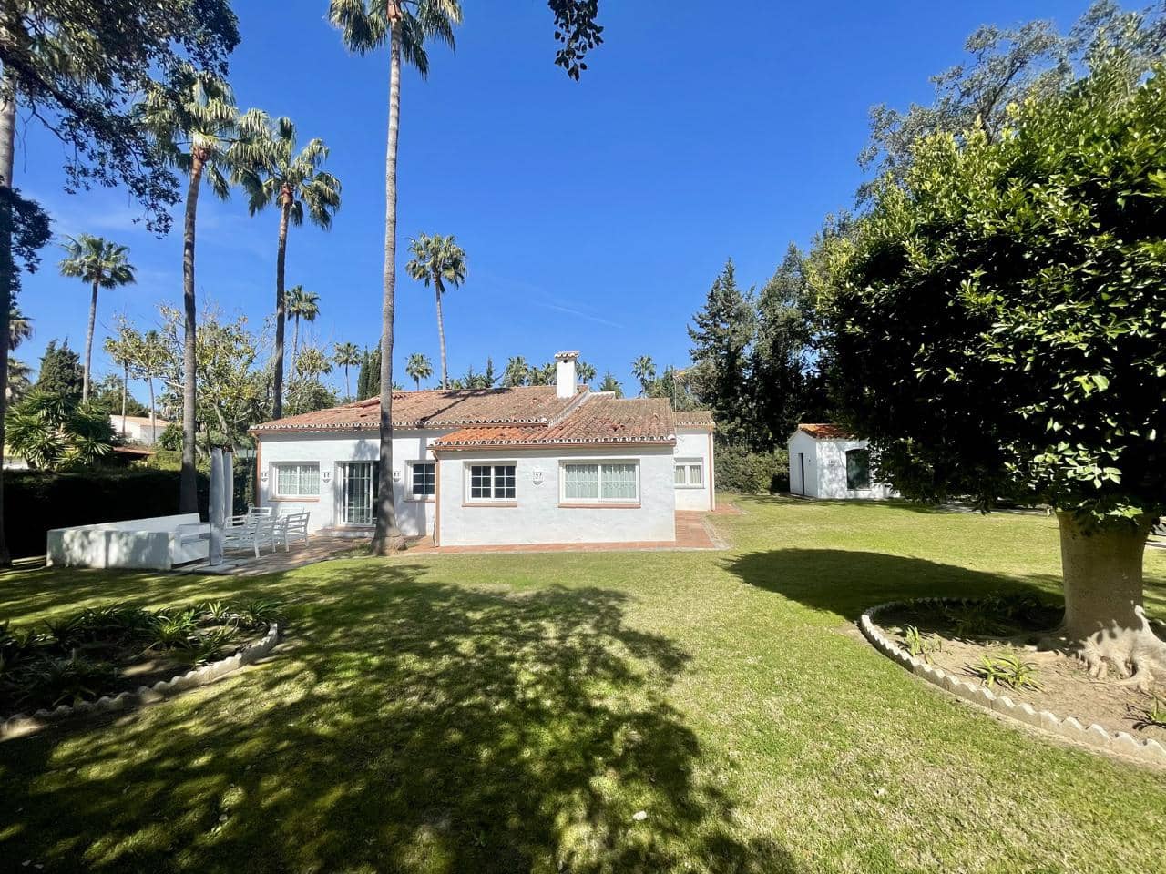 3 bedroom Villa for sale in Sotogrande with pool garage - € 860,000 (Ref: 9374735)