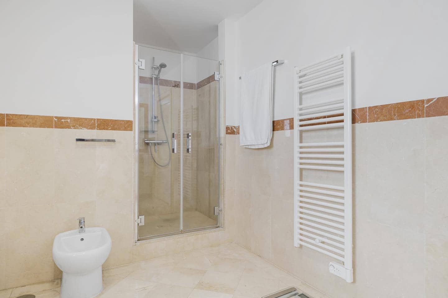 5 sypialnia Mieszkanie na sprzedaż w Benahavis z basenem garażem - 1 095 000 € (Ref: 9471896)