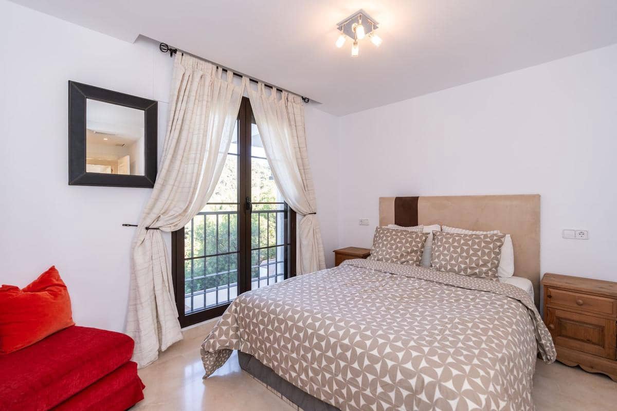 2 bedroom Flat for sale in Benahavis with pool garage - € 465,000 (Ref: 9492725)