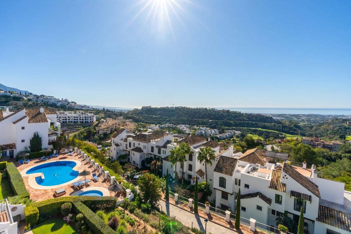 2 bedroom Flat for sale in Benahavis with pool garage - € 465,000 (Ref: 9492725)
