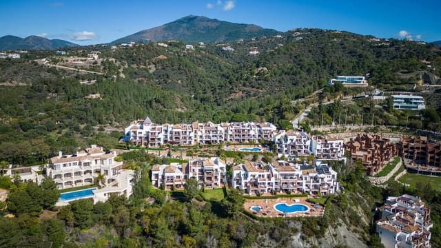 2 bedroom Flat for sale in Los Arqueros - Puerto del Almendro, Benahavís with pool garage - € 465,000 (Ref: 9492725)