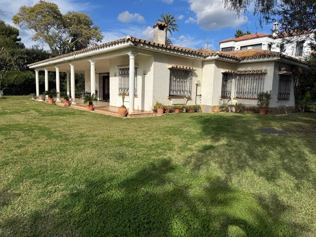 3 bedroom Villa for sale in El Paraiso with garage - € 1,375,000 (Ref: 9496417)