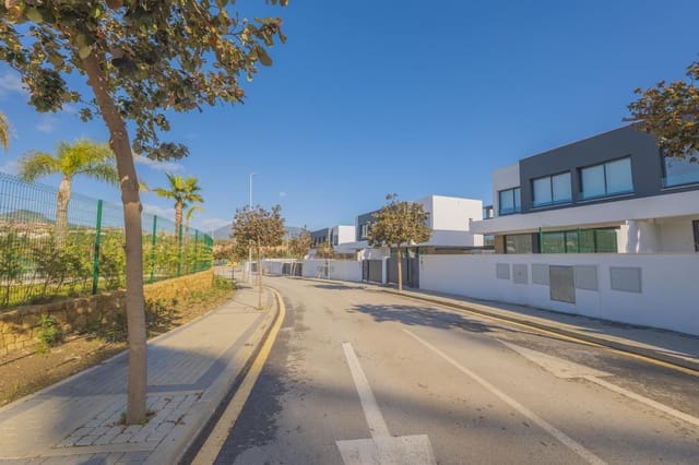 3 slaapkamer Villa te koop in Nueva Atalaya, Estepona met zwembad garage - € 1.050.000 (Ref: 9575359)