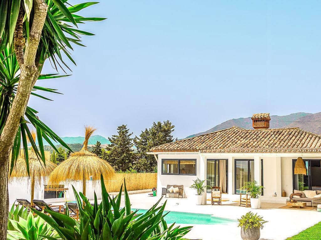 3 sypialnia Willa na sprzedaż w Estepona z basenem garażem - 1 395 000 € (Ref: 9636168)