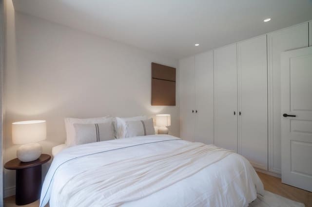 4 slaapkamer Flat te koop in Las Brisas, Marbella met zwembad garage - € 1.749.000 (Ref: 9674802)