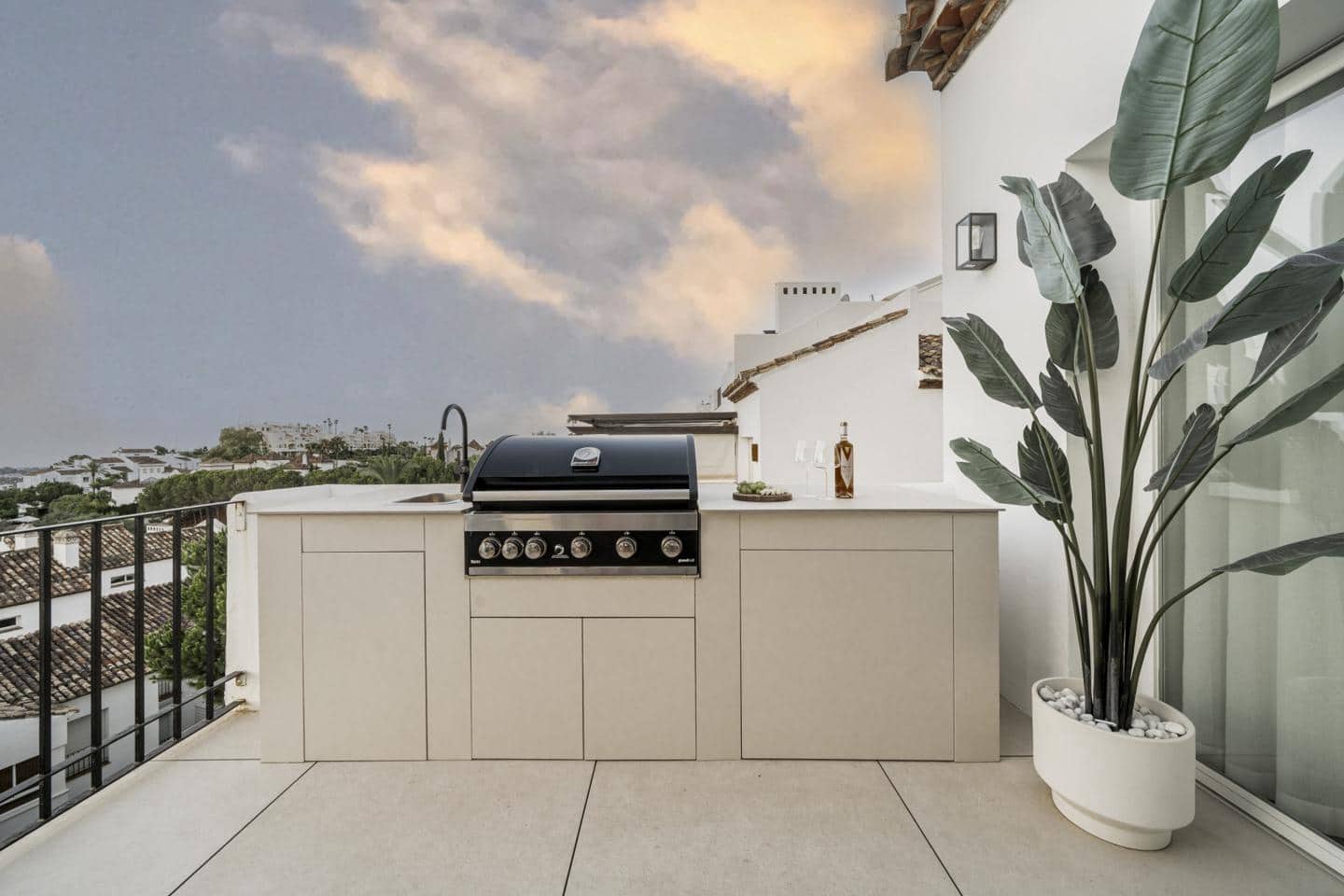 Piso de 3 habitaciones en Benahavís en venta con piscina garaje - 950.000 € (Ref: 9676406)