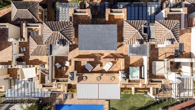 Piso de 4 habitaciones en Los Arqueros - Puerto del Almendro, Benahavís en venta con piscina garaje - 2.650.000 € (Ref: 9688519)