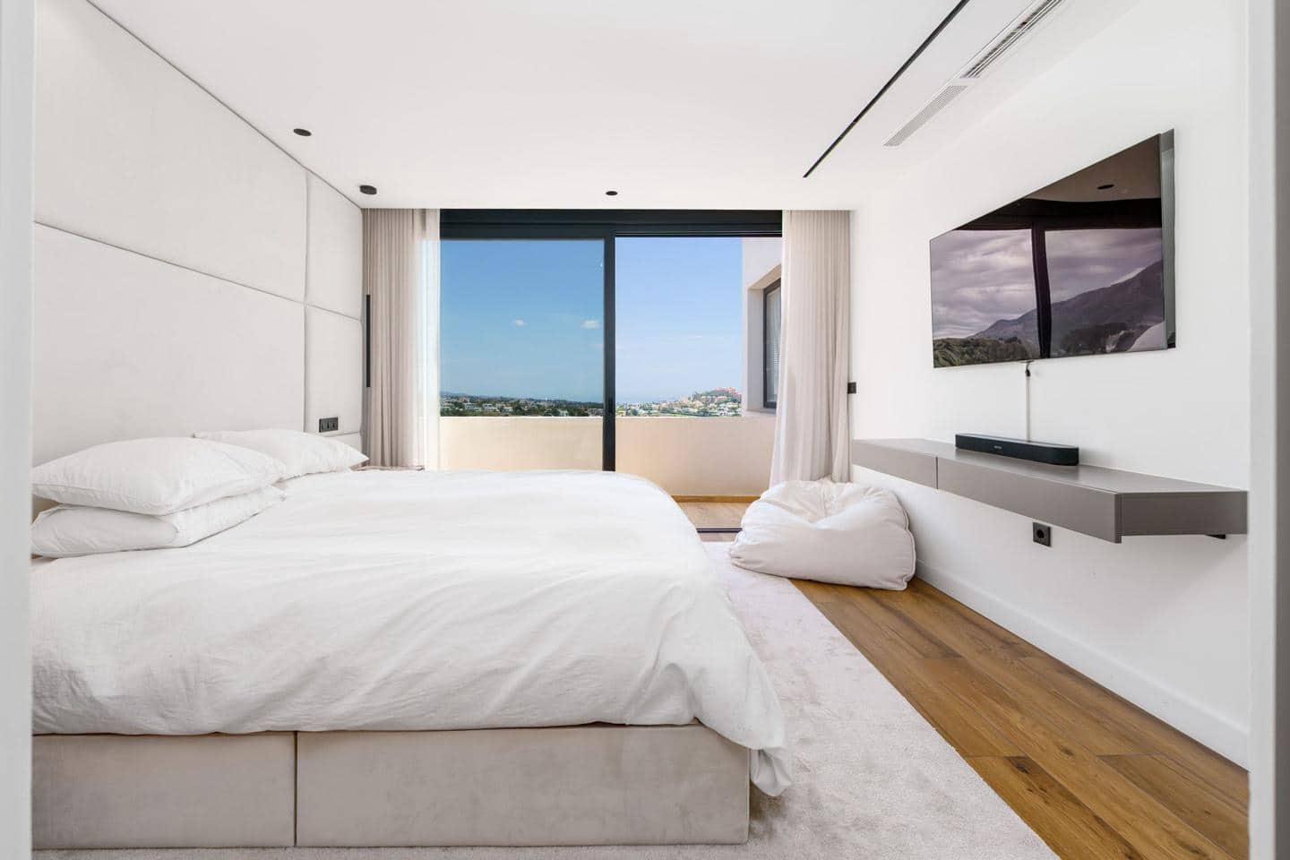 4 bedroom Flat for sale in Artola with pool garage - € 1,495,000 (Ref: 9696854)