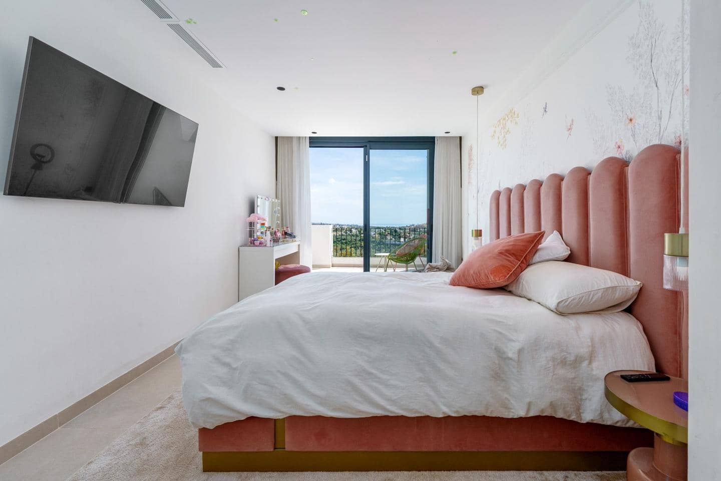 4 bedroom Flat for sale in Artola with pool garage - € 1,495,000 (Ref: 9696854)