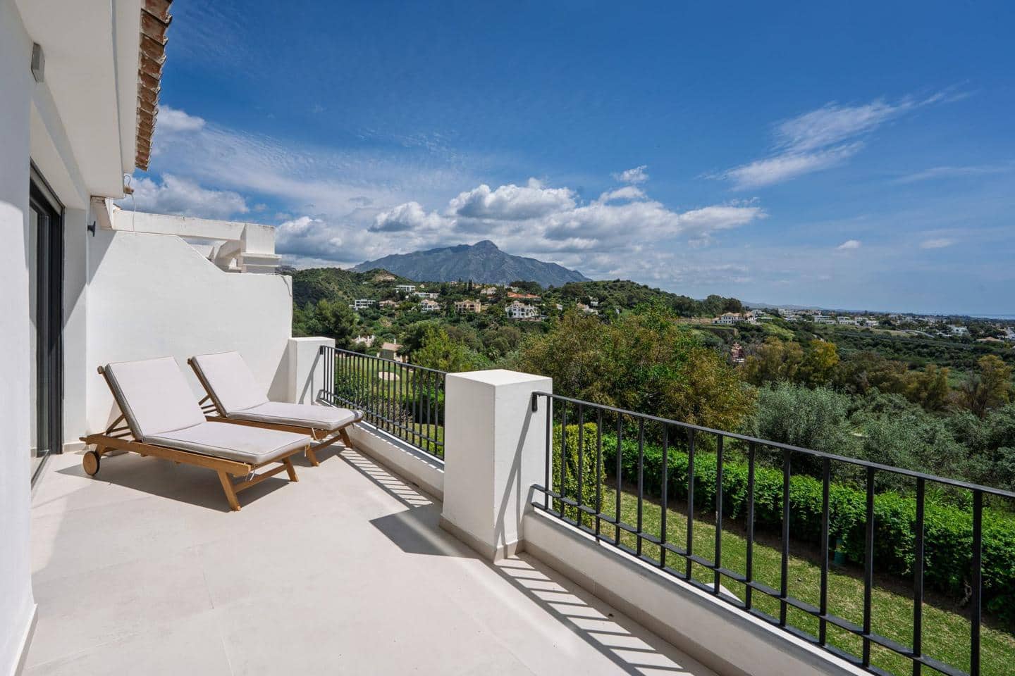 4 bedroom Flat for sale in Artola with pool garage - € 1,495,000 (Ref: 9696854)